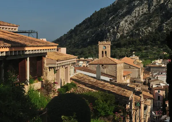 Calvari Patikası 'ndan Pollenca Mallorca' nın eski kasabasına Açık mavi gökyüzü ile güneşli bir bahar günü