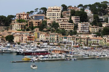 Port De Soller Mallorca 'daki limana Güzel güneşli bir bahar gününde açık mavi gökyüzü