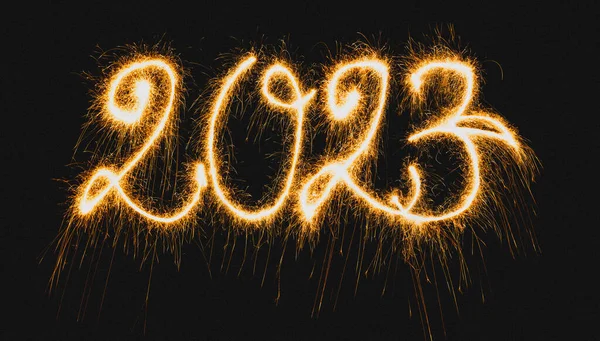 2023 Yılında Parıltılarla Boyanmış Koyu Siyah Bir Arkaplanda Yazılmış — Stok fotoğraf