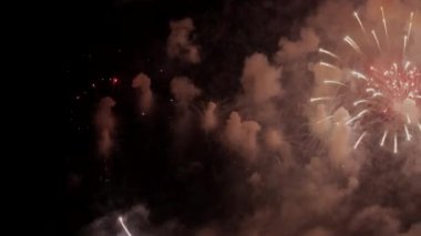 4K Yeni Yıl Arifesi Havai fişekleri Gerçek Havai Fişek Arkaplanı 'nı kutluyor. Golden Multicolor Soyut Parlayan Bokeh Havai fişek Gösterisi Gece Gökyüzünde Mutlu Noeller ve Mutlu Yeni Yıl 2023.