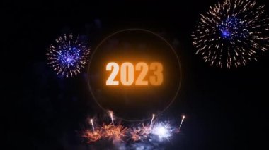 4K Yeni Yıl Arifesi Havai fişekleri Gerçek Havai Fişek Arkaplanı 'nı kutluyor. Golden Multicolor Soyut Parlayan Bokeh Havai fişek Gösterisi Gece Gökyüzünde Mutlu Noeller ve Mutlu Yeni Yıl 2023.