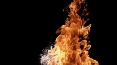 Renklerin sihirli karışımı. Suyun içindeki ipeksi mürekkep bulutu siyah arkaplanda izole edilmiş.