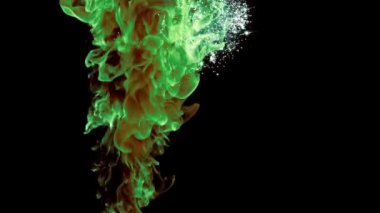 Renklerin sihirli karışımı. Suyun içindeki ipeksi mürekkep bulutu siyah arkaplanda izole edilmiş.