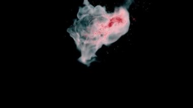 Renklerin sihirli karışımı. Suyun içindeki ipeksi mürekkep bulutu siyah arkaplanda izole edilmiş.