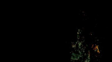 Renklerin sihirli karışımı. Suyun içindeki ipeksi mürekkep bulutu siyah arkaplanda izole edilmiş.