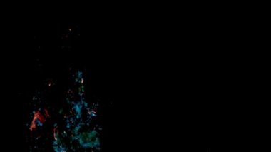 Renklerin sihirli karışımı. Suyun içindeki ipeksi mürekkep bulutu siyah arkaplanda izole edilmiş.