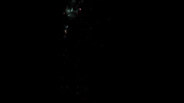 Renklerin sihirli karışımı. Suyun içindeki ipeksi mürekkep bulutu siyah arkaplanda izole edilmiş.