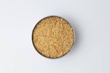 Beyaz arka planda izole edilmiş bir kasedeki sağlıklı keten tohumu..