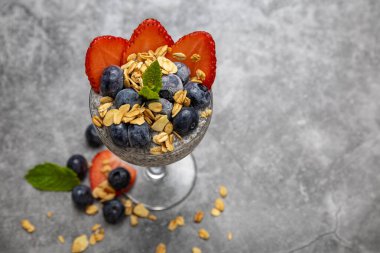 Meyve ve taneli Chia tohumu pudingi, sağdaki boşluğu kopyala. 