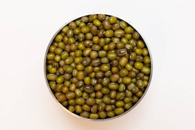 Kurutulmuş mung fasulyelerini beyaza karşı izole edilmiş küçük bir kasede kapat..