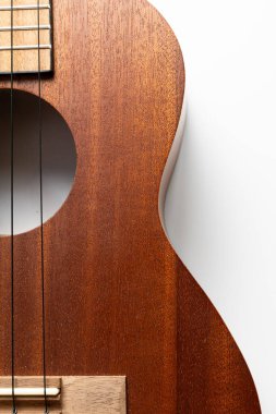 Ukulele vücudunu beyaza karşı kapat.