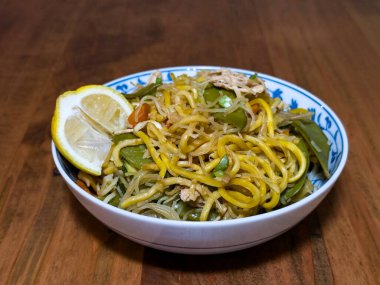 Bir kase Filipin pançosu ahşap bir masada.. 