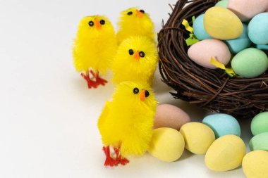 Oyuncak hatunlarla dolu paskalya yumurtaları, kopyalama alanı olan beyazlara karşı izole edilmiş..