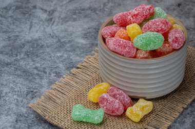 Çuval beziyle kasede ekşi şeker..