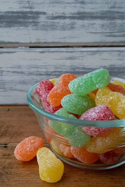 Cam kasede ekşi şekerler. Yaklaş..