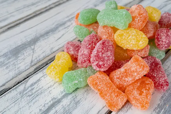 Tahtada çeşitli ekşi şeker parçaları var..