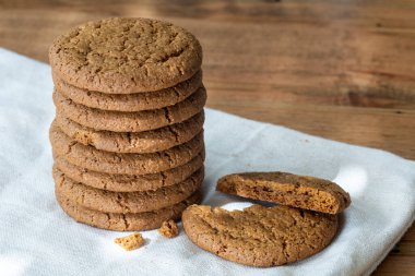 Tahta masada zencefilli kurabiye yığını.
