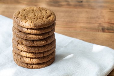 Kumaşın üzerinde zencefilli kurabiye yığını.
