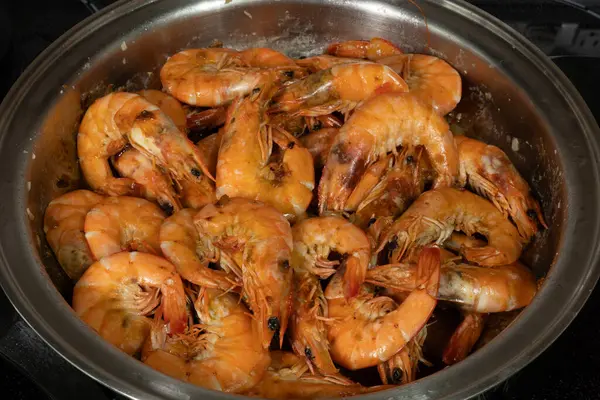 Kızarmış tavada karides, sarımsak ve tereyağlı..