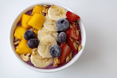 Beyazlara karşı izole edilmiş taze meyveli meyve suyu kasesi..