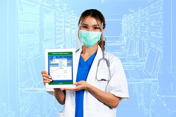 青い背景の画面上に電子医療記録フォームを示すデジタルタブレットを保持している女性医師の正面図と半体の写真 ロイヤリティフリーのストック画像