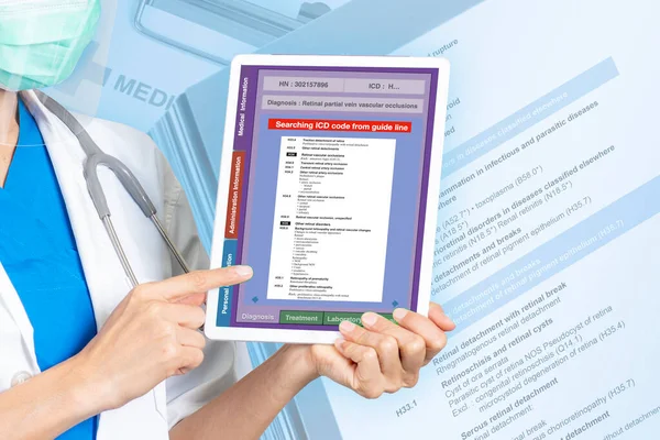 Icd 10コードの検索結果をIcdハンドブックで示すデジタルタブレットを持っている女性医師が背景に ストックフォト