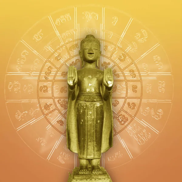 バックグラウンドに善の力を持つと信じていたヤントラの執筆やタリスマンと立っている黄金の仏陀 — ストック写真