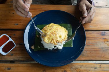 Tayland 'daki fast food gibi sade Tayland usulü omlet pilavı yiyen birinin en iyi fotoğrafı..