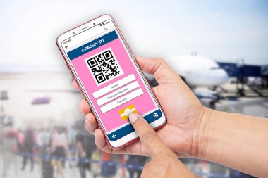 Akıllı telefon ekranında e-pasaport uygulaması kullanan turist.
