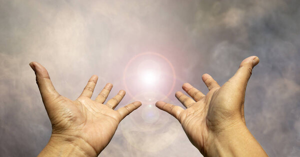 Чьи-то руки были открыты, чтобы умолять о том, на что надеялись среди тумана, в котором все еще были лучи света, выглядывающие наружу.