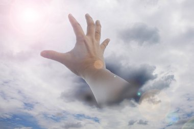 Çalkantılı bulutlardan uzanıp yaşam şansını yakalayan ellerin kavramsal fotoğrafı.