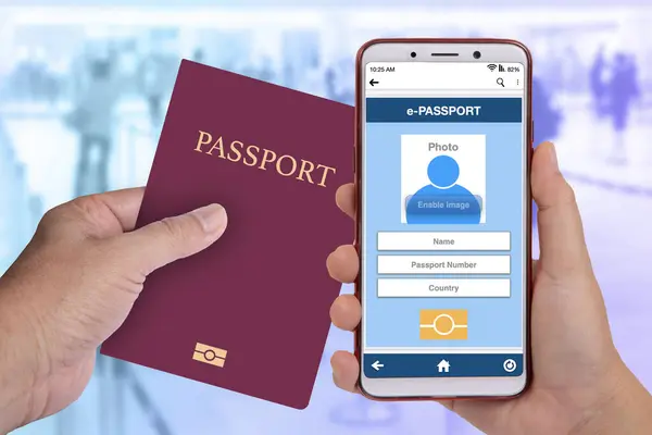Bir elinde pasaport, diğer elinde de elektronik pasaport olan bir cep telefonu var..
