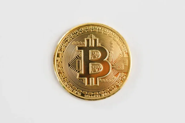 Bitcoin Física Dourada Fundo Branco Moeda Digital Criptomoeda Conceito Tecnologia — Fotografia de Stock