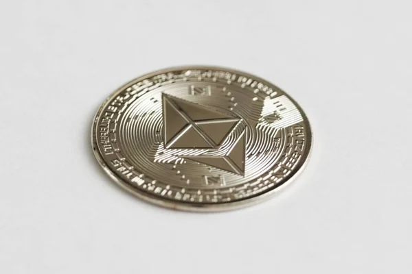 Ezüst Fizikai Ethereum Érme Fehér Háttérrel Digitális Valuta Cryptocurrency Blockchain — Stock Fotó