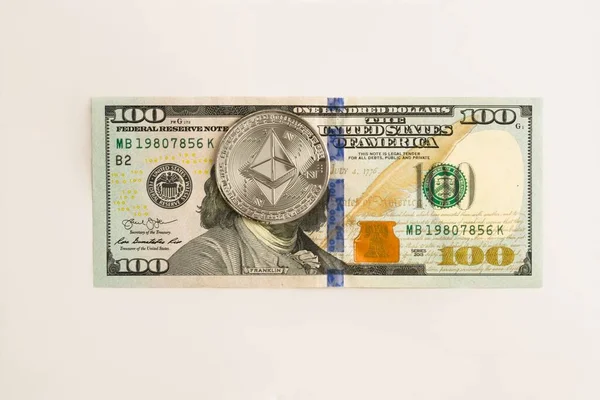 Moneta Fisica Ethereum Oltre Una Banconota Cento Dollari Criptovaluta Scambio — Foto Stock