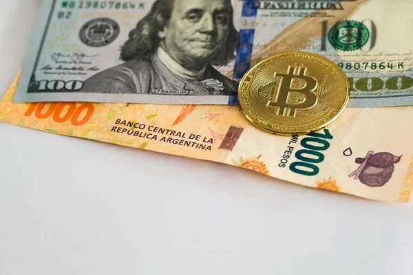 Bitcoin Física Mais Cem Dólares Mil Pesos Argentinos Conta Câmbios — Fotografia de Stock