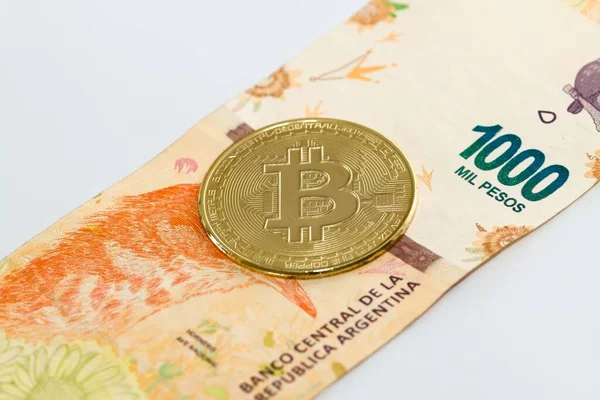 Bitcoin Físico Sobre Billete Mil Pesos Argentinos Sobre Fondo Blanco — Foto de Stock