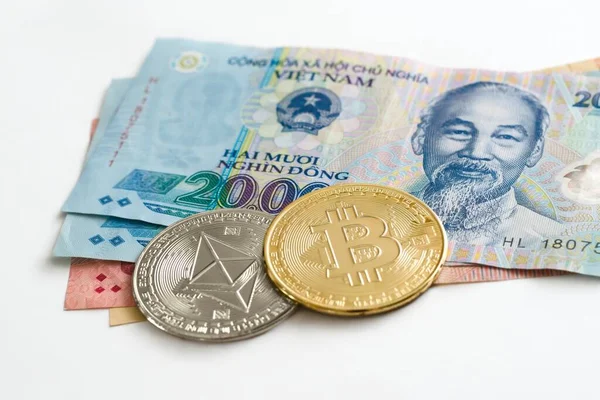 物理Ethereum和Bitcoin超过两万越南盾的钞票 加密货币兑换 投资概念 — 图库照片