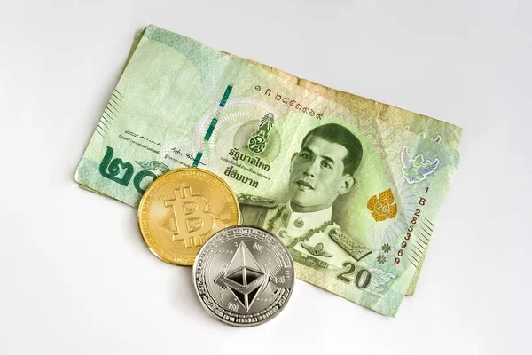 Físico Ethereum Bitcoin Sobre Billete Veinte Baht Tailandés Sobre Fondo — Foto de Stock