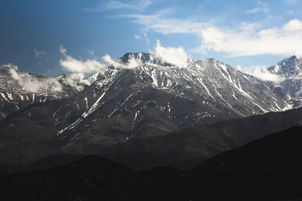 アルゼンチンのメンドーサ州ウスペラタ近郊の雪に覆われたアンデス山脈の壮大なショット — ストック写真