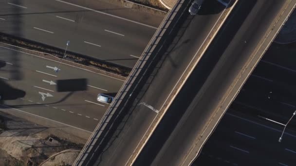 アルゼンチンのメンドーサの高速インターチェンジで交通の流れ 空中映像 上昇の動き 安定した角度 — ストック動画