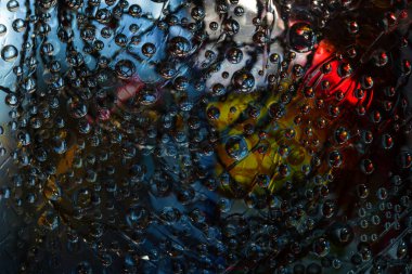 Uzay soyutlaması. Çizgili renkli küreler turuncu-beyaz-mavi arka planda spiral silueti ile yer almaktadır. 3 Boyutlu Hazırlama. 