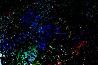 Uzay soyutlaması. Çeşitli çaplardaki küreler siyah bir zemin üzerindeki yeşil-mavi ışıkla aydınlatılır. 3 Boyutlu Hazırlama. 