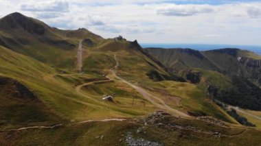 Dağ manzaralarının sinematik görüntüleri. Massif Central 'ın kayda değer hava görüntüleri. Turistik yerler: Mont Dore 'un havadan görünüşü. Nefes kesici Massif Central 'da Macera Turizmi İHA videoları