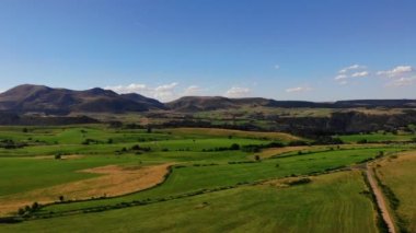Yukarıdan dağ güzelliğini yakalıyor. Massif Central manzara raporları. Tatil organizatörleri: Tatil için hava videoları. Tutkulu İHA fotoğrafçıları: Mont Dore 'un hava görüntüsü