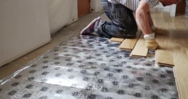 Güzel ahşap parke montaj görüntüleri. Eski evlerin yenilenmesi: Vintage ve Sürdürülebilir mülk yenileme uygulamaları, Tarihi ev dekorasyonları, miras yenileme organizatörü