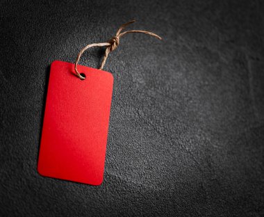Satış konsepti. Koyu arkaplanda kırmızı etiket