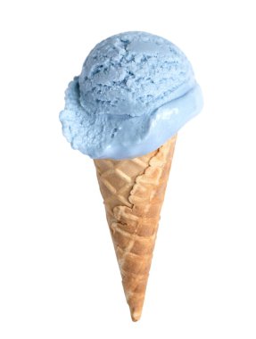 Beyaz arka planda izole edilmiş waffle külahında mavi dondurma.
