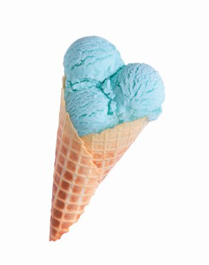 Beyaz arka planda izole edilmiş waffle külahında mavi dondurma.