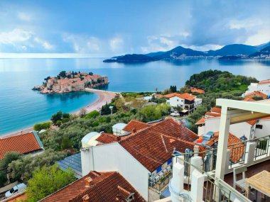 Karadağ 'ın tarihi Sveti Stefan adasına bakış Budva